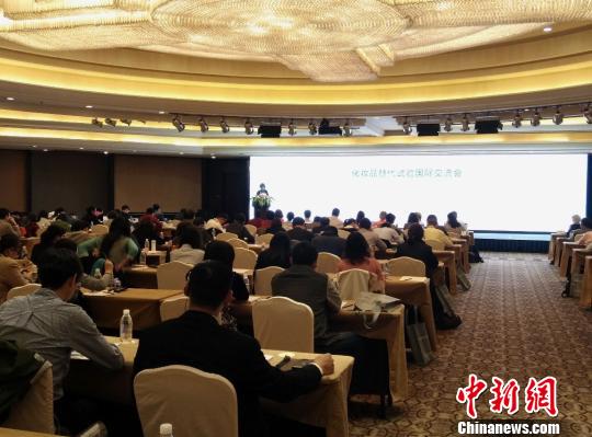 圖為10月31日，化妝品替代試驗(yàn)國際交流會在杭州召開。　黃晶晶　攝